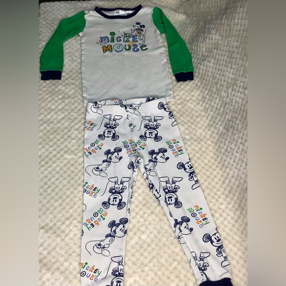 H&M Green and White Pajama Set with Long Sleeves and Playful Print 3Y